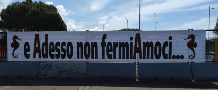 salernitana-tifosi-striscione